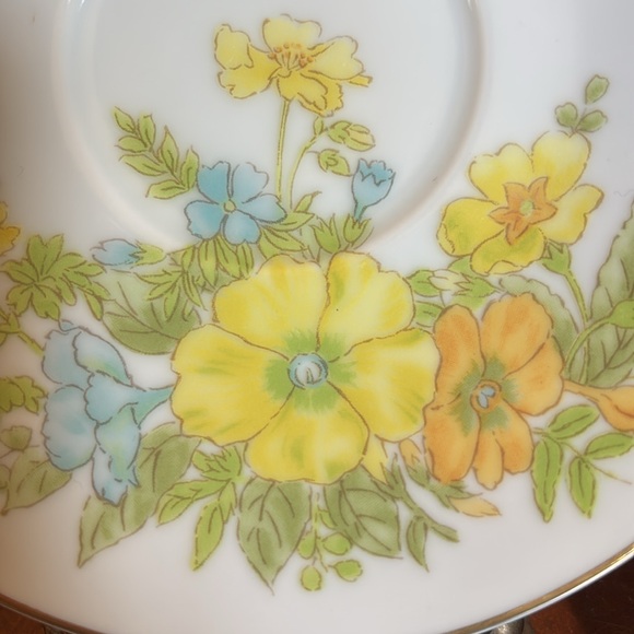 Ekco Cups and Saucers Spring Bouquet Pattern - Picture 13 of 14